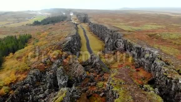 峡谷国家公园Thingvellir冰岛鸟瞰秋日视频的预览图