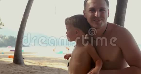 父亲和儿子在海滩上视频的预览图