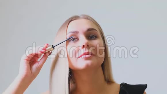亮妆的女性头像睫毛上涂睫毛膏视频的预览图