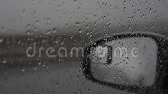 黑色汽车侧镜雨滴反射汽车视频的预览图
