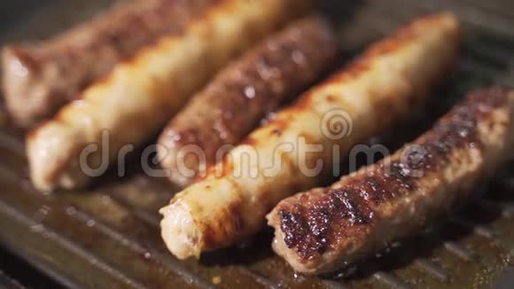 煎锅里的猪肉香肠视频的预览图
