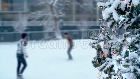 在圣诞树附近打雪球的青少年视频的预览图