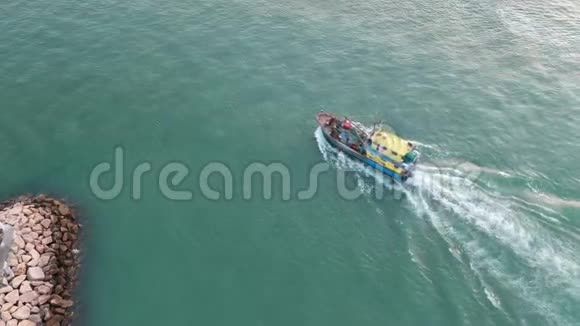 无人驾驶飞机追逐渔船视频的预览图