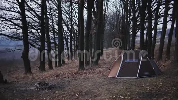 一个快速建造系统的旅游帐篷棕色没有人文本的地方秋天的早晨冬天甚至是黑暗的色调视频的预览图