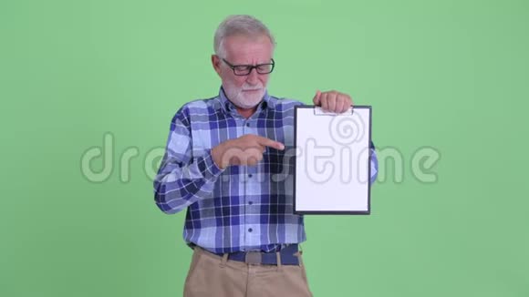 戴着大胡子的时髦男人展示剪贴板竖起大拇指视频的预览图