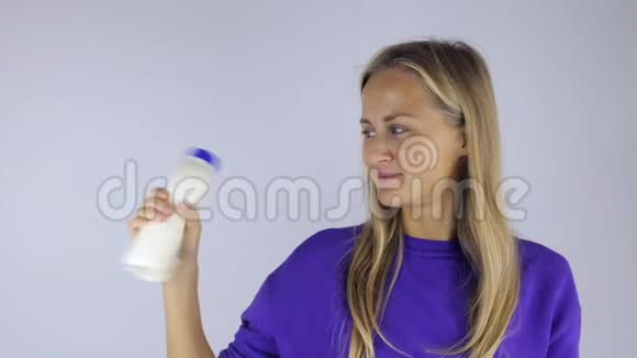 女孩打开一瓶酸奶视频的预览图