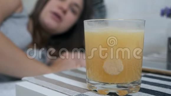 一个生病女孩的背景下水中的泡腾药片视频的预览图