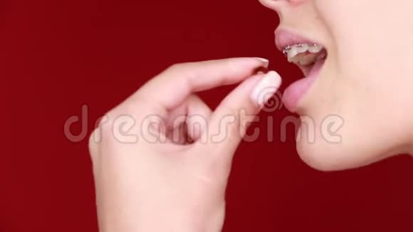 维生素和食物补充剂女人手的药丸微笑的女孩拿着药片视频的预览图