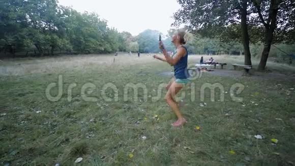 漂亮的健身女孩在公园打羽毛球视频的预览图