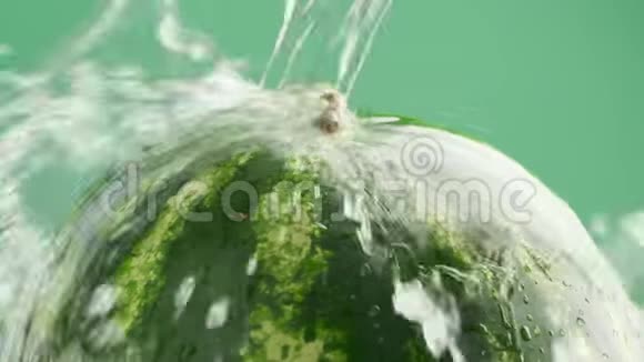 西瓜被水滴覆盖视频的预览图