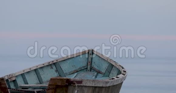 在平静的海面上蔚蓝的天空船在前景中视频的预览图