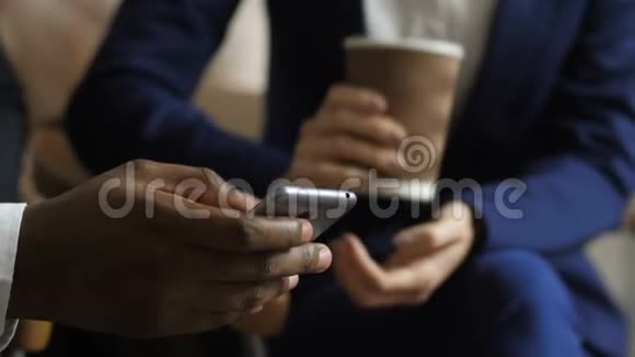用手机拉近皮肤黑的男人的手视频的预览图