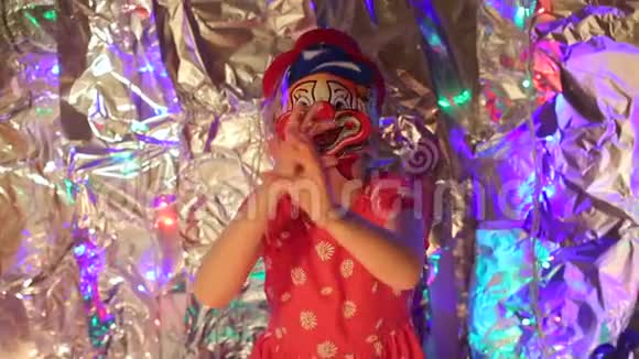 戴着小丑面具的女孩玩得开心视频的预览图