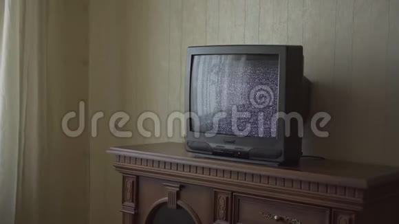 黑色电视机抽屉上有闪烁的波纹视频的预览图