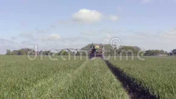 拖拉机在农田喷洒禁用的草甘膦除草剂视频的预览图