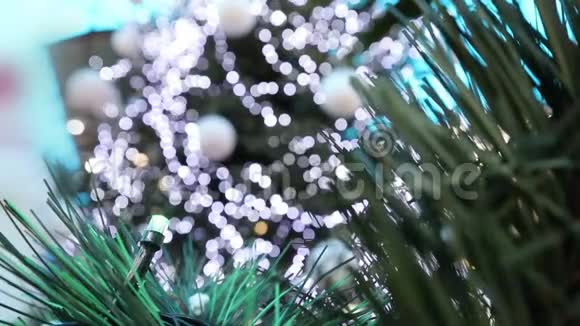 一棵模糊的圣诞树上面装饰着超市里的装饰品街道上装饰着圣诞树上面有球视频的预览图