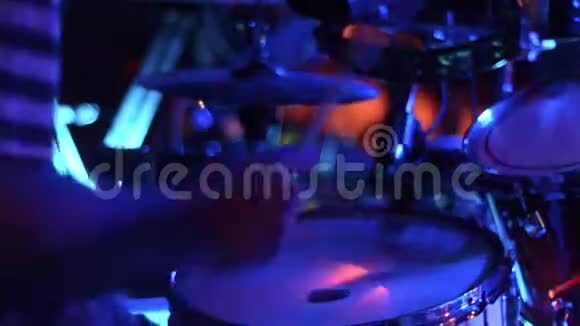 鼓手在舞台上打鼓特写音乐音乐会鼓手在节日与乐队下的舞台灯光打德鲁的鼓视频的预览图