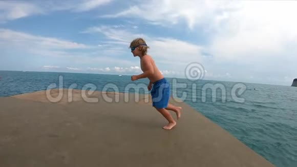 孩子们在海水中奔跑和跳跃视频的预览图