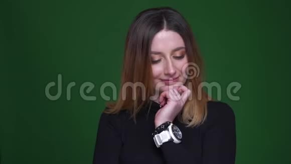 带栗子的谦逊女商人摸着下巴在绿色背景上用相机调情视频的预览图