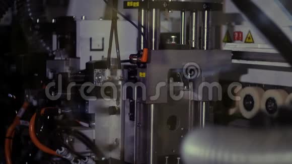 机械自动机器人电动机压力计电压表视频的预览图
