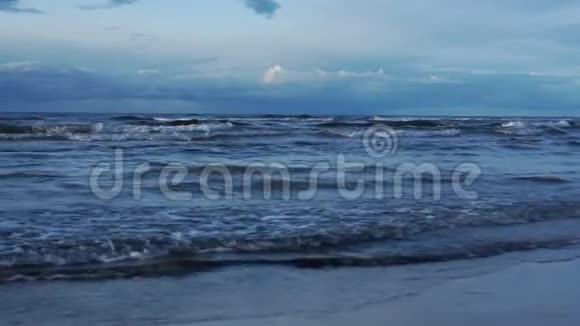 美丽的海军海洋沙滩上海浪翻滚视频的预览图