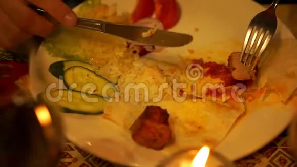 男人在盘子里蘸上辣酱配上米饭特写视频的预览图