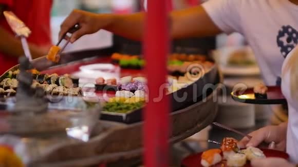 泰国萨梅2020年3月8日在泰国苏梅岛的街头市场做饭和交易慢动作视频的预览图