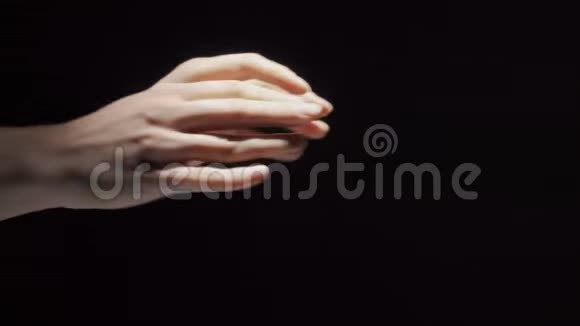女人手掌在阴影中的视频视频的预览图
