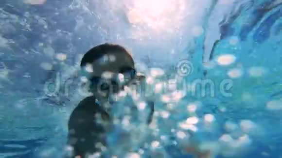 一个人拿着相机在游泳池里水下游泳暑假概念视频的预览图