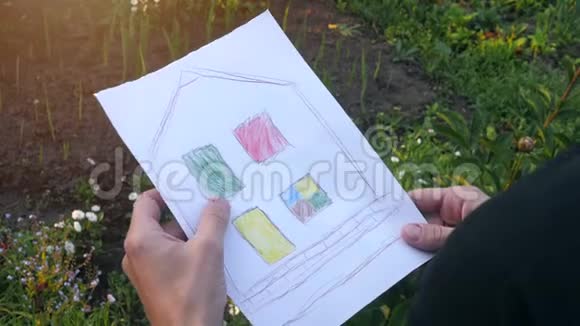 男人手里拿着一幅画儿童绘画视频的预览图