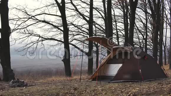 一个快速建造系统的旅游帐篷棕色没有人文本的地方秋天早晨在森林里沉闷的暗调视频的预览图