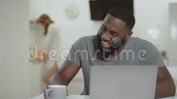 嘲笑黑人在开放式厨房喝茶白色妇女清洁台视频的预览图