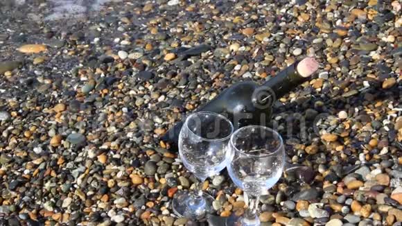 浪漫的一天带着一杯红酒在海滩上度过一个阳光明媚的秋日波和海的背景结婚的概念视频的预览图