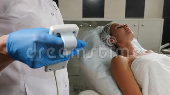 医疗设备概念美容诊所女性手按按钮与女性病人一起安置检查沙发视频的预览图