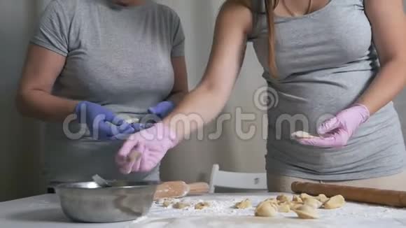 在家做造型饺子妈妈和怀孕的宝宝包饺子视频的预览图