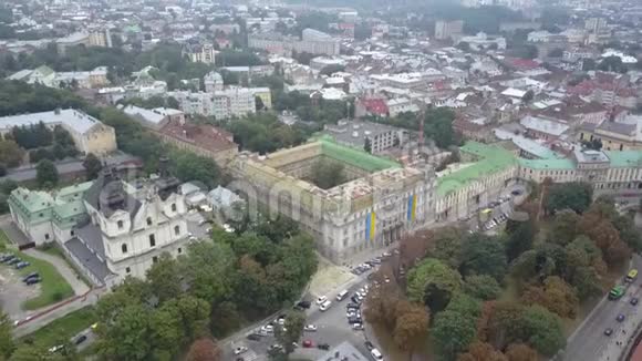 圣迈克尔教堂赤脚卡美利教堂在利沃夫从上面缓慢移动历史与美丽视频的预览图
