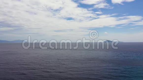 远处有岛屿的海景碧海蓝天伴云观自无人机视频的预览图