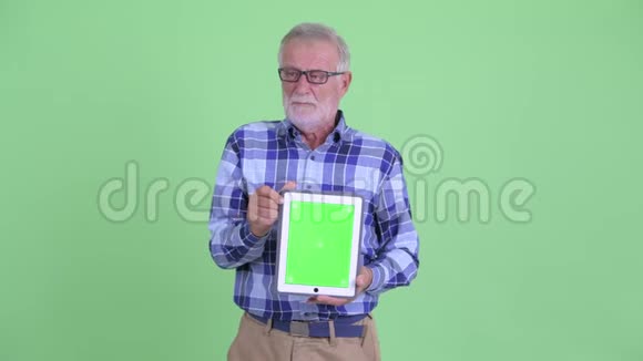 穿着大胡子的时髦男人展示数码平板电脑并得到坏消息视频的预览图