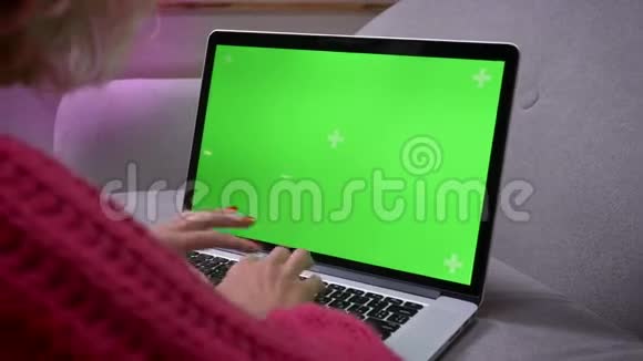 特写后镜头的女性手在笔记本电脑上打字非常集中在家里的气氛视频的预览图