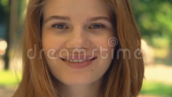 一位留着红发的性感年轻女子在户外大笑视频的预览图