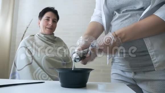 一位怀孕的造型师把一管染发剂挤到碗里头发护理视频的预览图