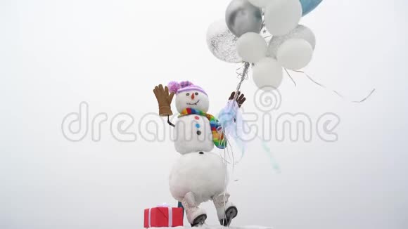 雪人拿着气球雪人和圣诞节时间喜欢寒假视频的预览图