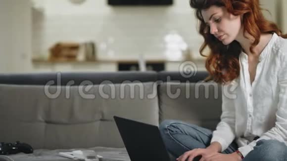 专心致志的女人白天在家工作漂亮的女孩在检查报纸视频的预览图