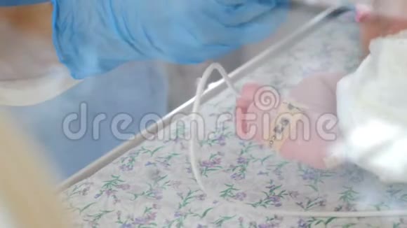 新生儿医学新生儿孵化器重症医院治疗CCUICU国际电联婴儿双脚躺在培养箱里视频的预览图