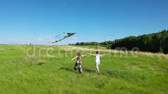 一个年轻人和一个女孩跑过田野一对发射风筝家庭假日视频的预览图
