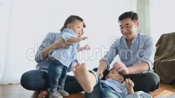 父母在家里的卧室里和两个半日本男孩玩幸福的家庭和宝宝概念多民族混血儿视频的预览图
