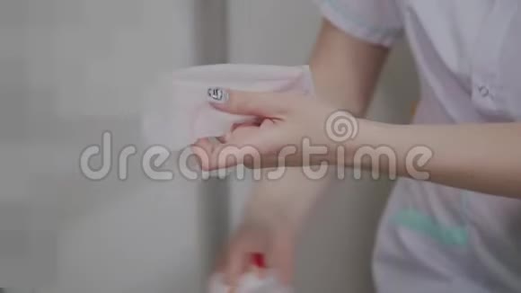 美容师在美容诊所擦了擦手上的擦拭物视频的预览图