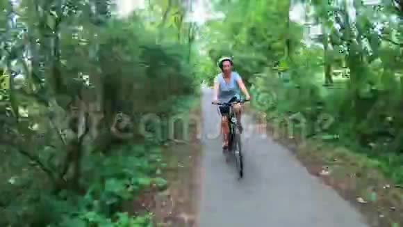 匈牙利一个村庄Heviz附近骑自行车的漂亮女人视频的预览图