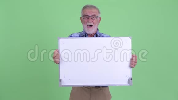 快乐的大胡子时髦男人拿着白板看上去很惊讶视频的预览图