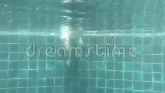幼儿潜入水池视频的预览图